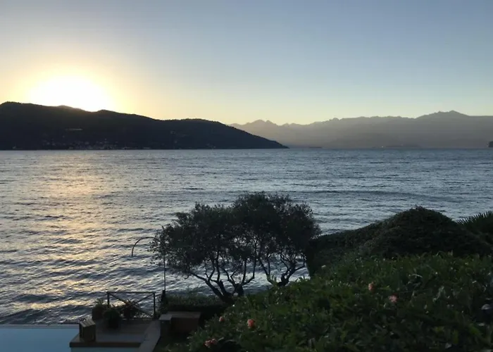 Classic, Elegant Private Opposite Βίλα Ispra