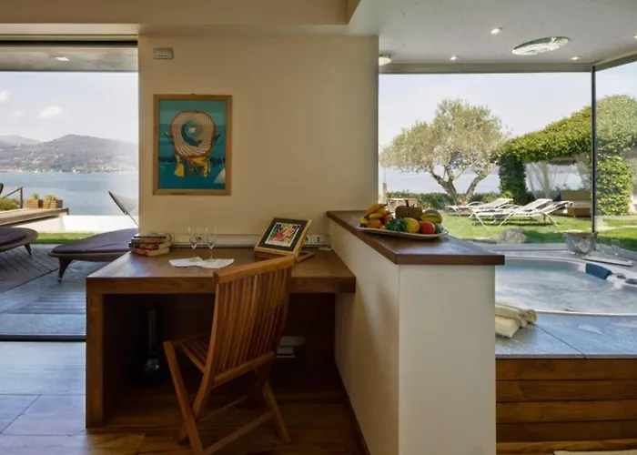 Classic, Elegant Private Opposite Βίλα Ispra