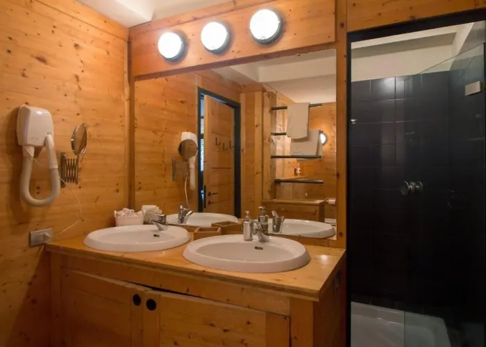 Classic, Elegant Private Opposite *