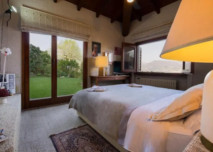 Classic, Elegant Private Opposite Βίλα Ispra