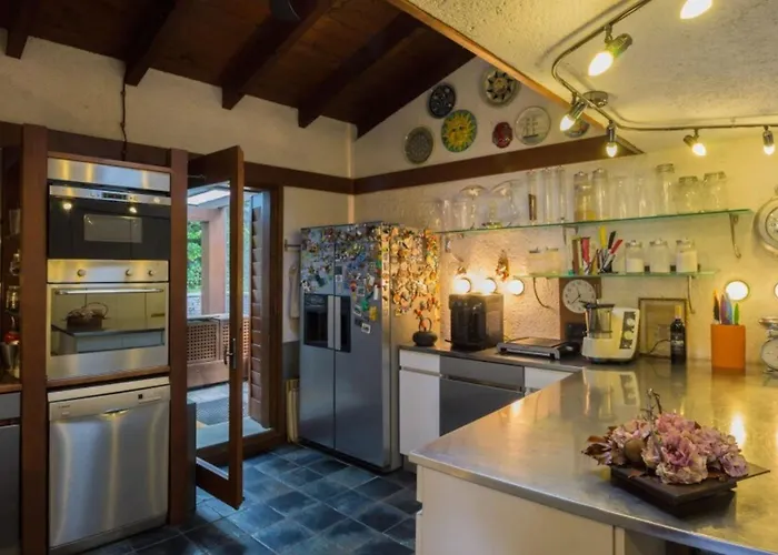 Classic, Elegant Private Opposite *