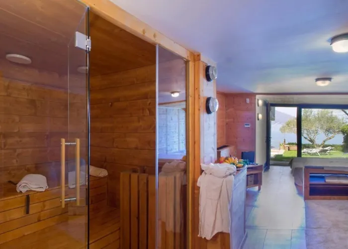 Willa Classic, Elegant Private Opposite Ispra